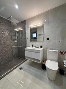 アギア・トリアダにあるTropical Paradise VIP houseのトイレ、洗面台、シャワー付きのバスルーム