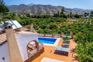 een luchtfoto van een huis met een zwembad bij Villa Tres Olivos by Villa Plus in Frigiliana