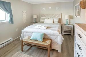 Postel nebo postele na pokoji v ubytování Couple's Getaway! Oceanfront Oasis - Corner Balcony, Beach Views, Full Kitchen, Steps to the Sand