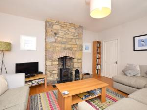 TV a/nebo společenská místnost v ubytování 3 Bed in Alnmouth 94013