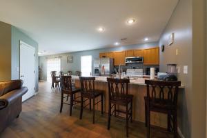 - une cuisine avec un bar avec des chaises et un comptoir dans l'établissement Quiet, Family Friendly Home, à Columbia