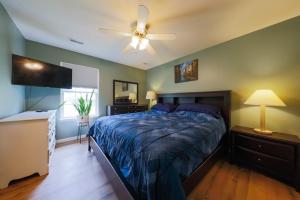 une chambre avec un lit et un ventilateur de plafond dans l'établissement Quiet, Family Friendly Home, à Columbia