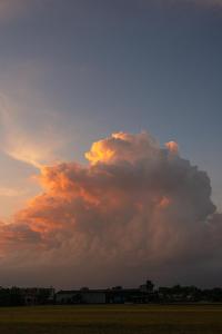 eine große Wolke am Himmel bei Sonnenuntergang in der Unterkunft 英格蘭小古堡England Castle in Wujie + 24 Fotos
