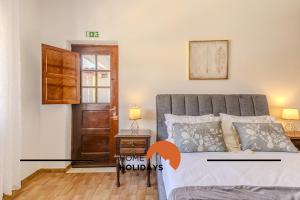 - une chambre avec un lit avec une porte et une table dans l'établissement #240 Beach House - Casa da Balaia by Home Holidays, à Olhos de Água