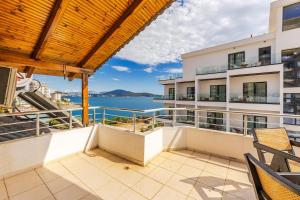 a balcony with chairs and a view of the water at Saranda Seaview Spot in Sarandë