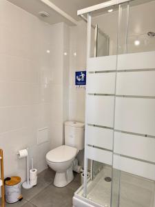 a bathroom with a toilet and a glass shower at Studio B5 - Centre-Ville Meaux - Proche Disneyland in Meaux