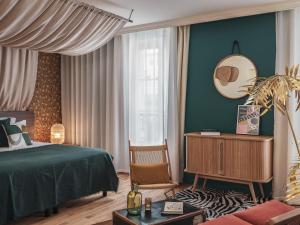 Llit o llits en una habitació de Seven Hotel Paris 77 fotos més