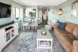 Posezení v ubytování Couple's Getaway! Oceanfront Oasis - Corner Balcony, Beach Views, Full Kitchen, Steps to the Sand + 38 fotografií