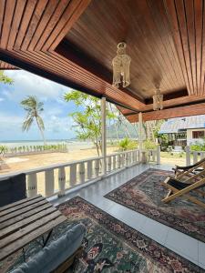 Μπαλκόνι ή βεράντα στο Beachfront house in Chaloklum