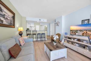 Ruang duduk di Stunning Ocean View Near Boardwalk
