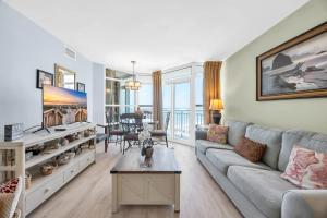 Ruang duduk di Stunning Ocean View Near Boardwalk