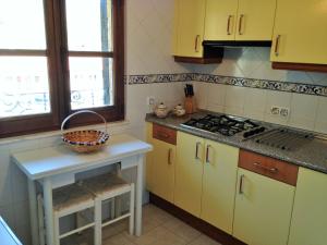 a kitchen with yellow cabinets and a basket on a table at Casa del tablao in La Alberca