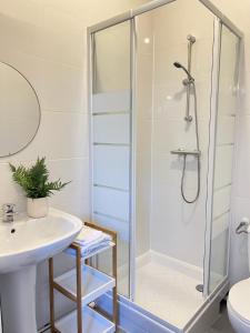a bathroom with a shower and a sink at Studio B6 - Centre-Ville Meaux - Proche Disneyland in Meaux
