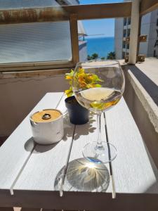 都拉斯Sara-El Seaside Apartment Durres的坐在阳台上的桌子上,用葡萄酒杯