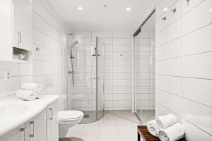 Koupelna v ubytování Modern & Spacious City Apartment + 24 fotografií