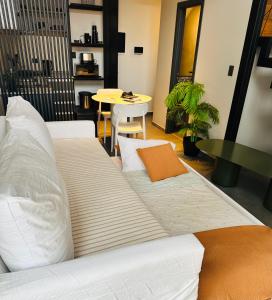 a large white bed in a room with a table at LOFTIER COSTANERA Depto 402 in Posadas +33 photos