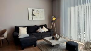 un soggiorno con un divano blu e un tavolo di CityLounge a Westerland