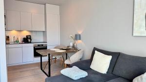 un soggiorno con un divano e un tavolo di CityLounge a Westerland