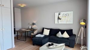 un soggiorno con un divano blu e un tavolo di CityLounge a Westerland