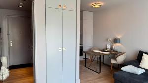 un soggiorno con tavolo e una camera con porta di CityLounge a Westerland Altre 22 foto