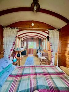 Katil atau katil-katil dalam bilik di hillgate farm lodges +49 gambar