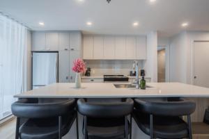 Køkken eller tekøkken på Exclusive Sanctuary Elegance Meets Comfort