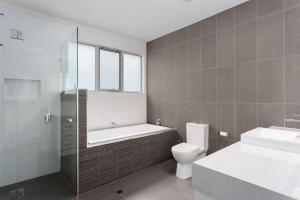 ein Badezimmer mit Toilette, Dusche und Waschbecken in der Unterkunft JBS Retreat Rate variable see rates below in Swanport + 30 Fotos