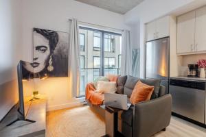 Posezení v ubytování Elegant 1BR Retreat and Chic Stay in Old Port