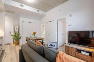 TV a/nebo společenská místnost v ubytování Elegant 1BR Retreat and Chic Stay in Old Port + 10 fotografií