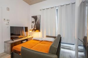 Postel nebo postele na pokoji v ubytování Elegant 1BR Retreat and Chic Stay in Old Port