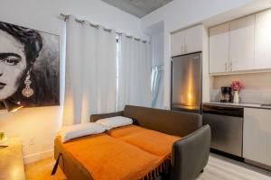 Kuchyň nebo kuchyňský kout v ubytování Elegant 1BR Retreat and Chic Stay in Old Port