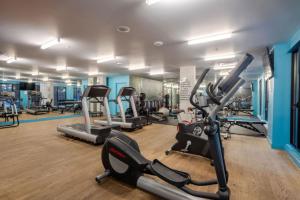 Fitness centrum a/nebo fitness zařízení v ubytování Elegant 1BR Retreat and Chic Stay in Old Port