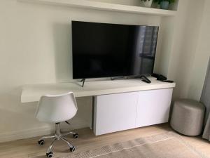 Μια τηλεόραση ή/και κέντρο ψυχαγωγίας στο Comfy and Renovated 1 BR with Balcony BGC Golf View