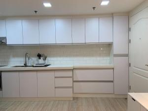 Η κουζίνα ή μικρή κουζίνα στο Comfy and Renovated 1 BR with Balcony BGC Golf View