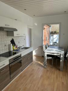 Spacious Apartment for 6 في هامبورغ: مطبخ مع مغسلة وطاولة فيه +11 صورة