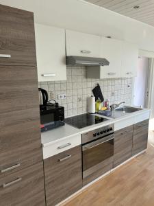 Spacious Apartment for 6 في هامبورغ: مطبخ مع موقد وميكروويف