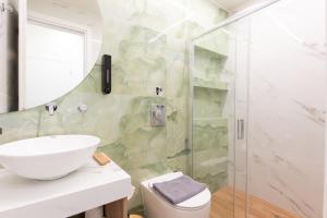 Ένα μπάνιο στο Modern Rooms Pagrati +85 φωτογραφίες