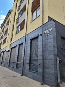 un bâtiment avec un panneau de rue sur le côté dans l'établissement Cozy Studio in Vilnius Old Town, à Vilnius
