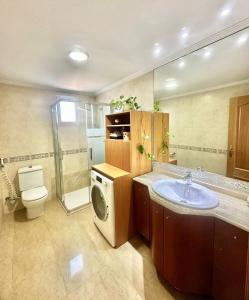 Un baño con lavabo y lavadora. en Room Lidón Center 2, en Castellón de la Plana