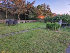 a garden with a statue in the grass at Feriehuse Hvide Sande in Hvide Sande