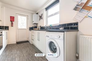 Η κουζίνα ή μικρή κουζίνα στο Wigan Short Let Spacious 4BR, Contractors Welcome