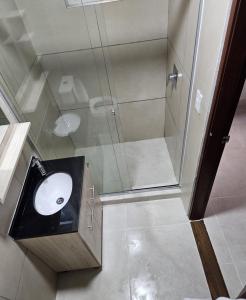 un bagno con lavandino e doccia in vetro di Condominio Norte a Santa Cruz de la Sierra