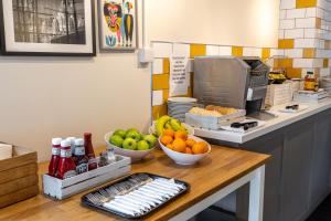 a kitchen with bowls of fruit on a counter at Knowsley Inn & Lounge in Knowsley