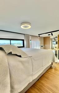 Postel nebo postele na pokoji v ubytování Luxuoso Loft com Garagem, Ar cond. Jacuzzi e Wifi