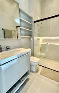 Koupelna v ubytování Luxuoso Loft com Garagem, Ar cond. Jacuzzi e Wifi