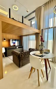 TV a/nebo společenská místnost v ubytování Luxuoso Loft com Garagem, Ar cond. Jacuzzi e Wifi + 30 fotografií