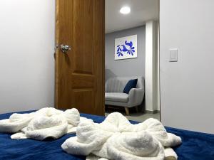 a room with white towels on a bed at Apartamento Florelba - a dos cuadras del parque in Carmen de Viboral
