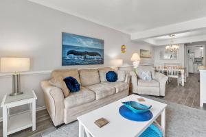 una sala de estar con un sofá y una mesa en Villas J2, en Nags Head