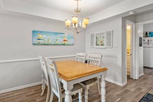 Un comedor con mesa y sillas de madera. en Villas J2, en Nags Head 25 fotos más