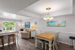 Una cocina y una sala de estar con una mesa y un sofá. en Villas J2, en Nags Head